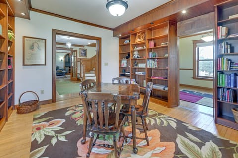 Large Home with Indoor Basketball Court and Game Room! House in Wisconsin Dells