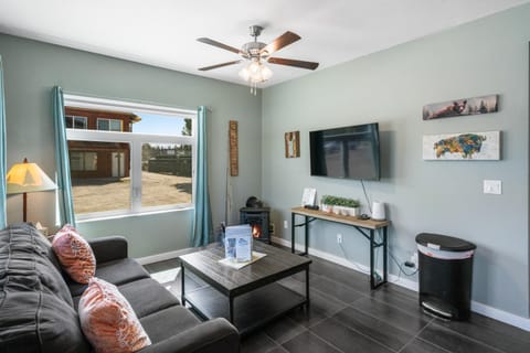 TV and multimedia, Living room, Seating area, Evening entertainment, fireplace