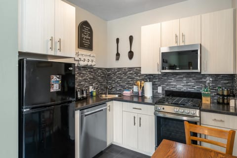 Coffee/tea facilities, Kitchen or kitchenette, Dining area, dishwasher, minibar, pet friendly, stove, toaster