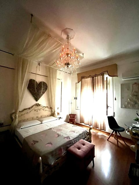 Bed, Bedroom, hair dresser