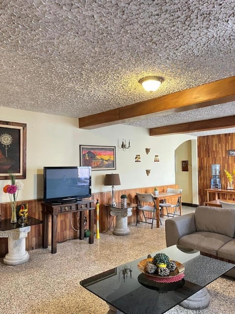 TV and multimedia, Living room, Food and drinks, Seating area, Dining area