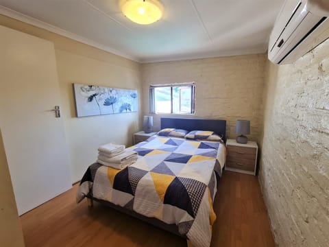 Bed, Photo of the whole room, Bedroom, air conditioner