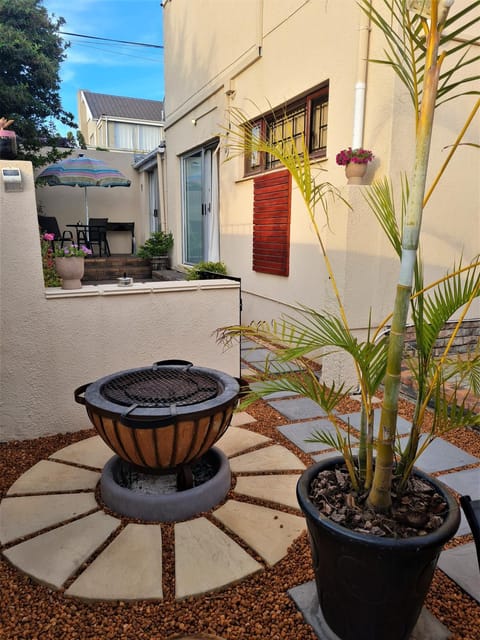 Patio, Facade/entrance, BBQ facilities, Garden, flat iron