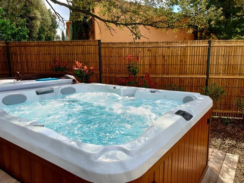 Mazet de charme sur les hauteurs de Nîmes House in Nimes