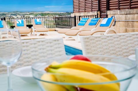 Swimming pool, Breakfast