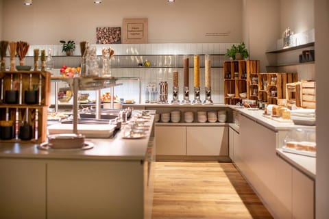 Restaurant/places to eat, Buffet breakfast