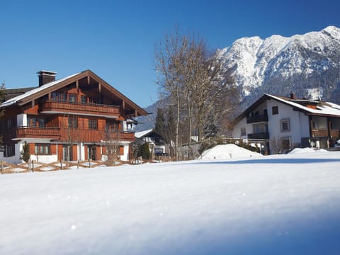 Facade/entrance, Area and facilities