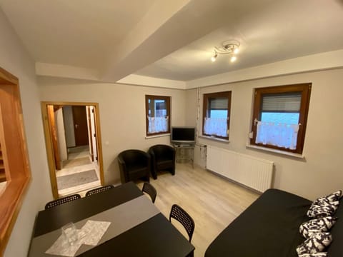 Communal lounge/ TV room, TV and multimedia, Living room, Seating area, Dining area