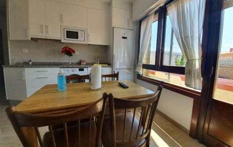 Kitchen or kitchenette, Living room, Lounge or bar, Seating area, Dining area, minibar, pet friendly, stove