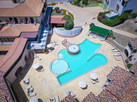 Property building, Patio, Day, Bird's eye view, Pool view, Swimming pool, sunbed