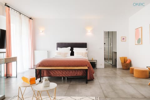 Bed, Seating area, Bedroom, wardrobe