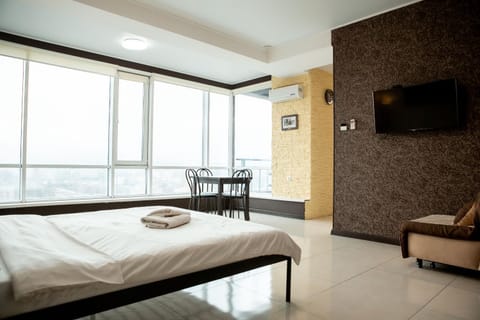 Bed, TV and multimedia, Photo of the whole room, Bedroom