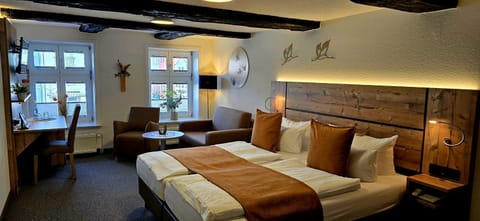 Restaurant/places to eat, Bed, Sauna, TV and multimedia, Photo of the whole room, Seating area, Buffet breakfast, safe, vending machine, wardrobe, elevator