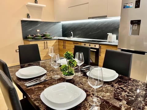 Kitchen or kitchenette, Dining area