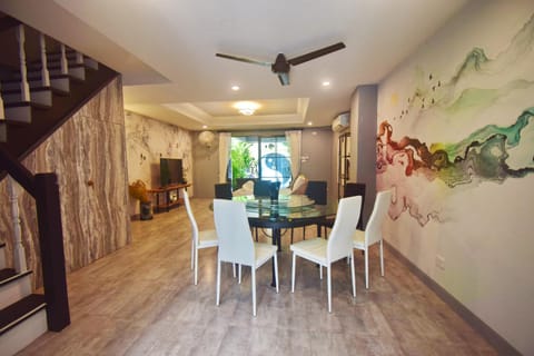Communal lounge/ TV room, TV and multimedia, Living room, Dining area