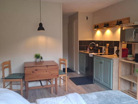 Coffee/tea facilities, Kitchen or kitchenette, Dining area, stove
