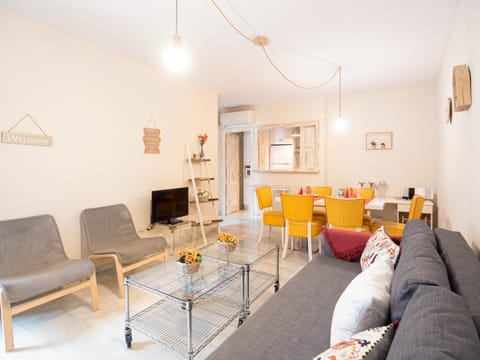 TV and multimedia, Living room, Seating area, Dining area, kitchen
