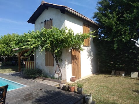 Property building, Garden, Garden view, Pool view, Swimming pool