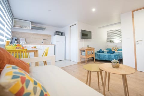 Photo of the whole room, kitchen