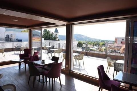 Communal lounge/ TV room, View (from property/room), Balcony/Terrace, Lounge or bar, Seating area, City view, Landmark view