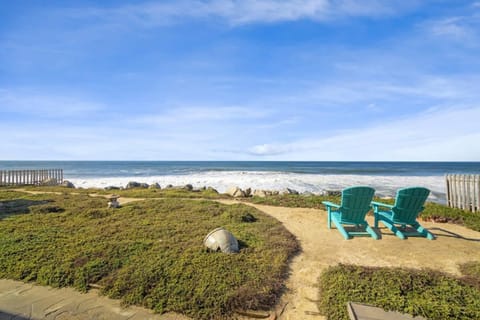 Day, Natural landscape, Seating area, Beach, Sea view, sunbed