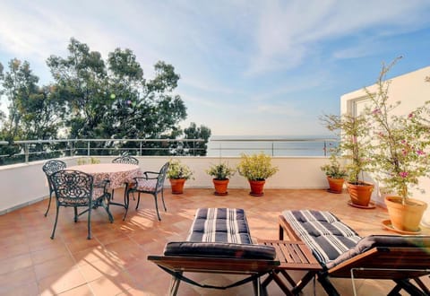 Property building, Balcony/Terrace, Living room