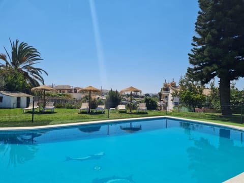 Garden view, Pool view, Swimming pool, sunbed