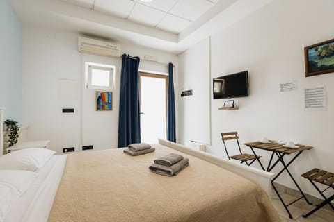 Bed, TV and multimedia, Bedroom, air conditioner