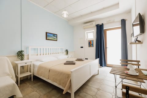 Bed, TV and multimedia, Bedroom