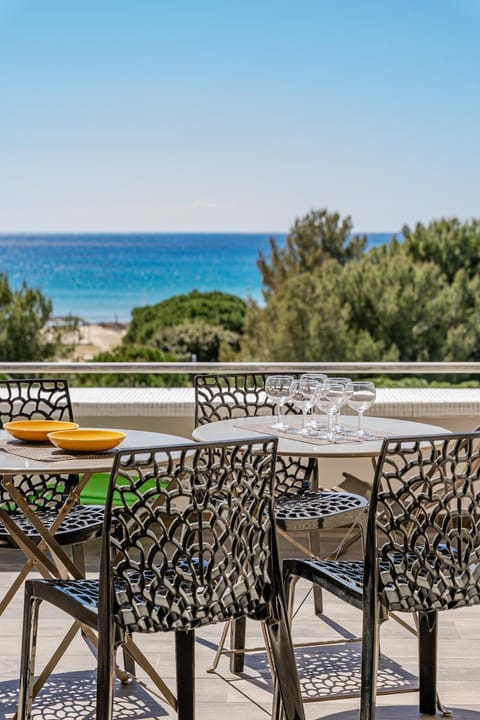 Day, Natural landscape, View (from property/room), Balcony/Terrace, Seating area, Dining area, Beach, Sea view