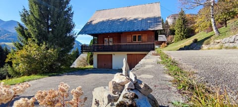 Property building, Facade/entrance, Garden, Garden view, Mountain view