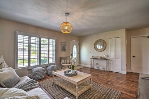 Naples Oasis with Screened Pool, Bike to Beach! House in Naples Park