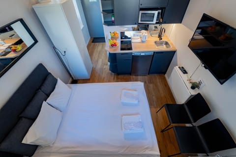 Bed, TV and multimedia, Coffee/tea facilities, Kitchen or kitchenette, Photo of the whole room, Dining area, Bedroom, microwave, towels, kitchen