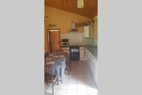 Cottage ideal for Family's & private lake access House in Longford