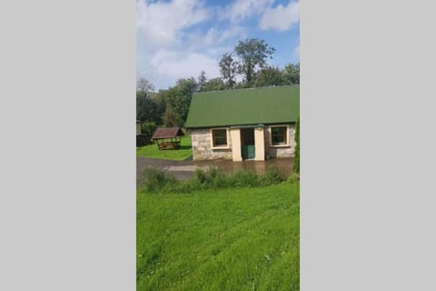 Cottage ideal for Family's & private lake access House in Longford