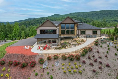 Tennessee Whiskey, Indoor Pool, Amazing Views, Theater Room, Hot Tub, 5 Star Luxury! House in Sevier County