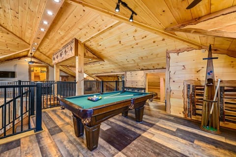 Tennessee Whiskey, Indoor Pool, Amazing Views, Theater Room, Hot Tub, 5 Star Luxury! House in Sevier County