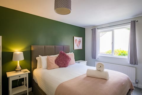 2 bedroom 2 bathroom luxury apartment 1 minute from Lake pet friendly free parking - FREE off-site Health Club access with Pool, Sauna, Steam Room & Gym Short 10 Minute Drive Away Apartment in England