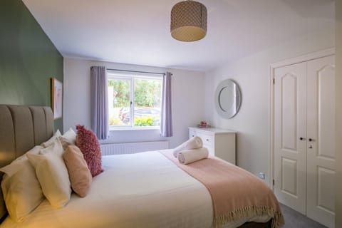 2 bedroom 2 bathroom luxury apartment 1 minute from Lake pet friendly free parking - FREE off-site Health Club access with Pool, Sauna, Steam Room & Gym Short 10 Minute Drive Away Apartment in England