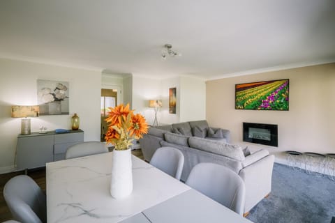 2 bedroom 2 bathroom luxury apartment 1 minute from Lake pet friendly free parking - FREE off-site Health Club access with Pool, Sauna, Steam Room & Gym Short 10 Minute Drive Away Apartment in England