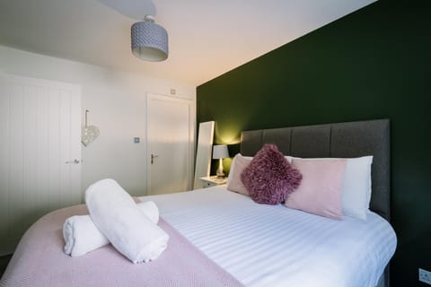 2 bedroom 2 bathroom luxury apartment 1 minute from Lake pet friendly free parking - FREE off-site Health Club access with Pool, Sauna, Steam Room & Gym Short 10 Minute Drive Away Apartment in England