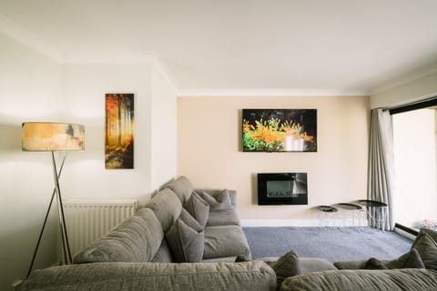 2 bedroom 2 bathroom luxury apartment 1 minute from Lake pet friendly free parking - FREE off-site Health Club access with Pool, Sauna, Steam Room & Gym Short 10 Minute Drive Away Apartment in England