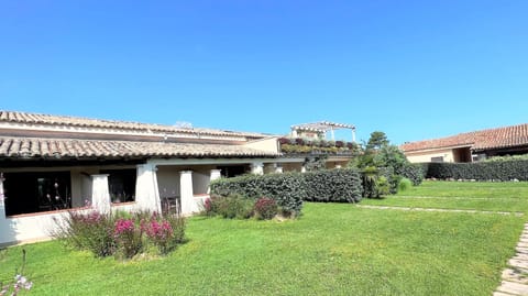Property building, Patio, Facade/entrance, Garden