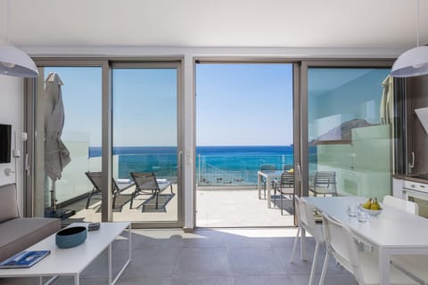 Day, Summer, TV and multimedia, View (from property/room), Balcony/Terrace, Living room, Seating area, Dining area, Beach, Sea view, Sea view, locker, locker, sunbed, kitchen