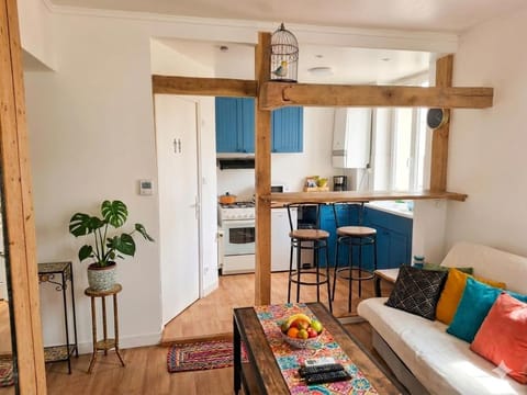 Bed, Kitchen or kitchenette, Living room, Food and drinks, Photo of the whole room, Seating area, Dining area, Bedroom, Food, oven, pet friendly, stove