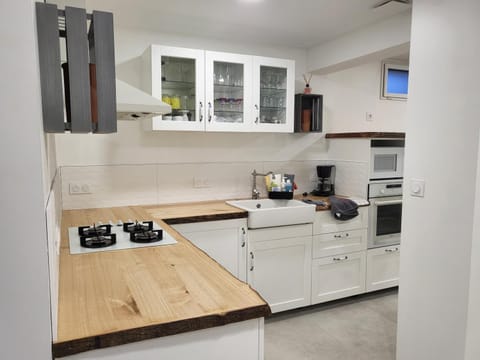 Coffee/tea facilities, Dining area, dishwasher, oven, stove, toaster