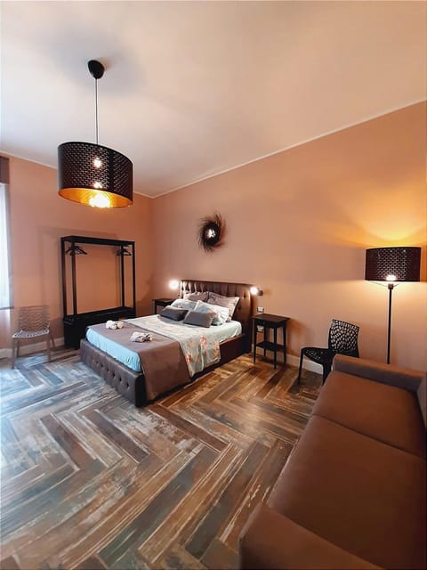 Bed, Seating area, Bedroom, Family