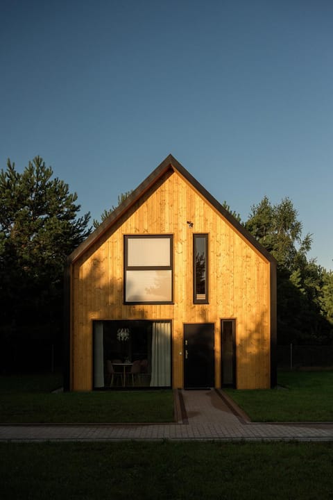 Property building, Facade/entrance, Day, Garden