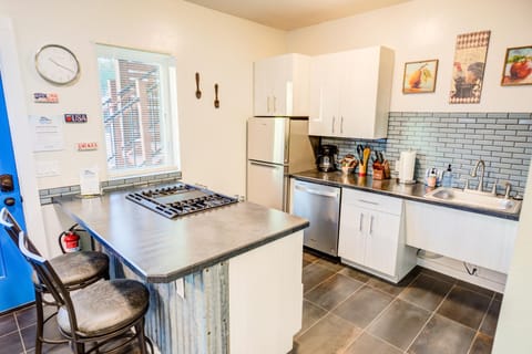 Coffee/tea facilities, Kitchen or kitchenette, Dining area