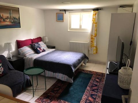 Bed, TV and multimedia, Bedroom